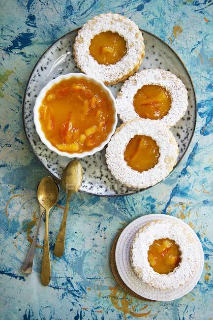 Orange marmalade biscuits with icing sugar — Stock Photo
