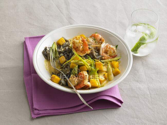 Prawns and mango curry with wild rice risotto — Stock Photo