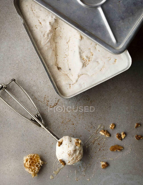 Ice cream with honey and walnuts — Stock Photo