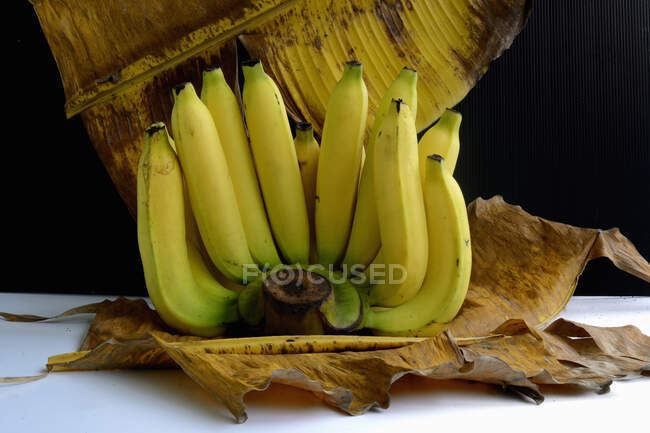 A bunch of bananas on dried banana leaves — Stock Photo