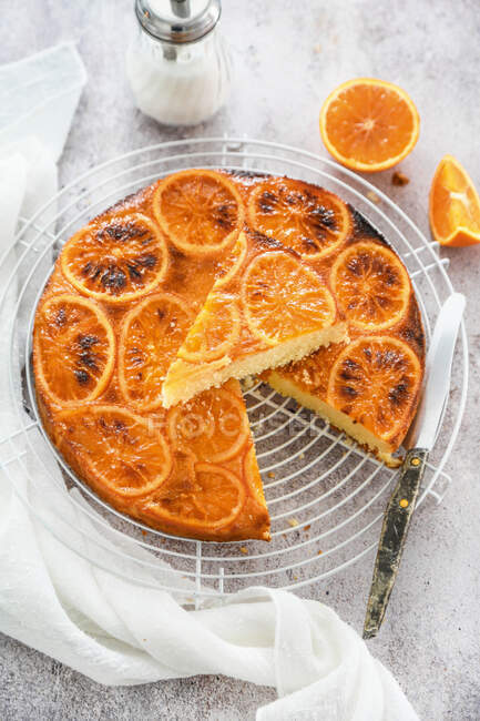 Перевернутий апельсиновий торт. — стокове фото