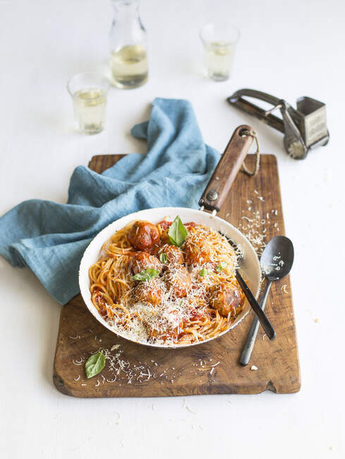 Spaghetti mit Frikadellen und Parmesan — Stockfoto