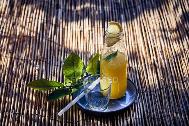 Una bottiglia di succo d'arancia e limone — Foto stock