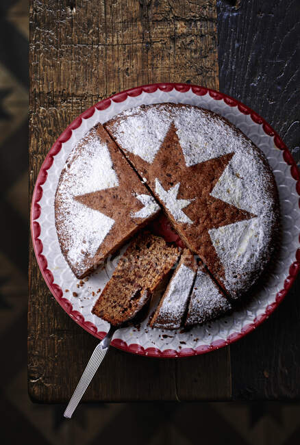 Шоколадный ореховый торт с ледяной звездой — стоковое фото