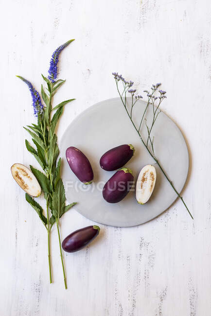 Mini aubergines with flowers — Stock Photo