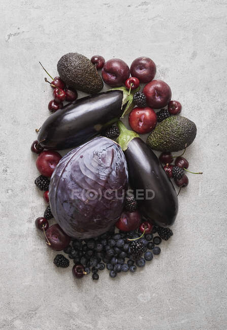Purple fruit and vegetables (seen from above) — Stock Photo