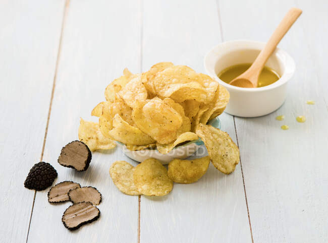 Трюфельные чипсы с оливковым маслом — стоковое фото