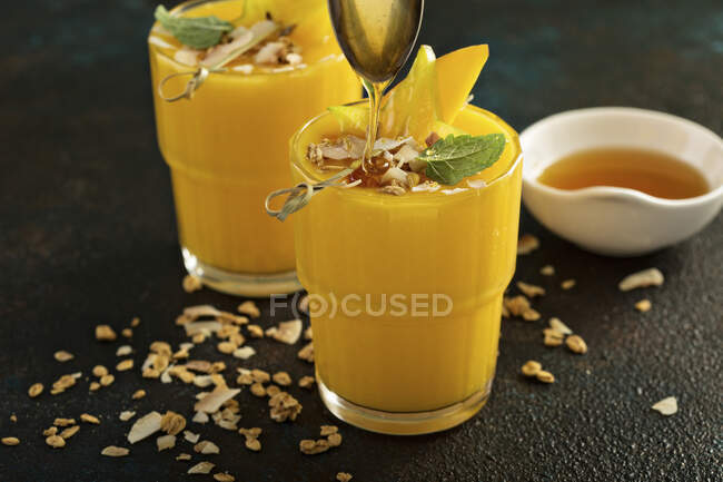 Frullati di mango con miele e cocco — Foto stock