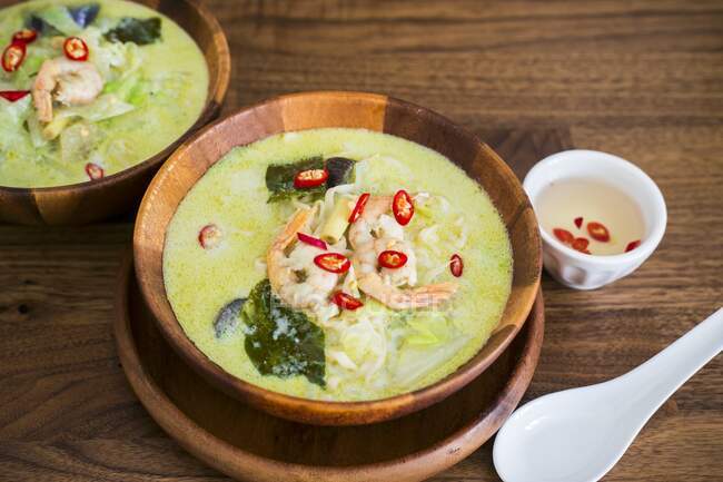 Curry tailandés verde con gambas - foto de stock