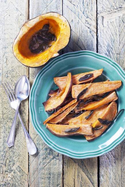 Roasted butternut squash and sweet potatoes garnished with sage — Stock Photo