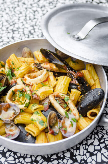 Mezze maniche rigatoni pasta with seafood — Stock Photo