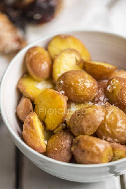 Batatas da ilha das Canárias com sal marinho — Fotografia de Stock