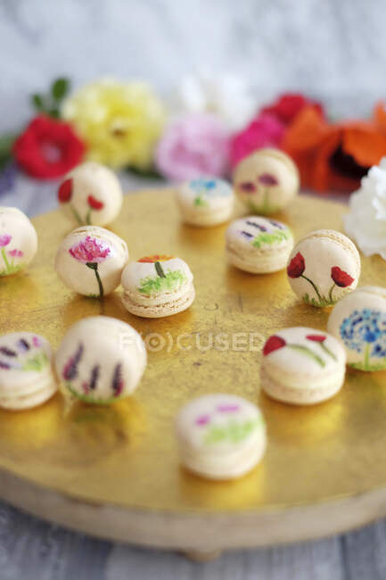 Macarons décorés de fleurs — Photo de stock