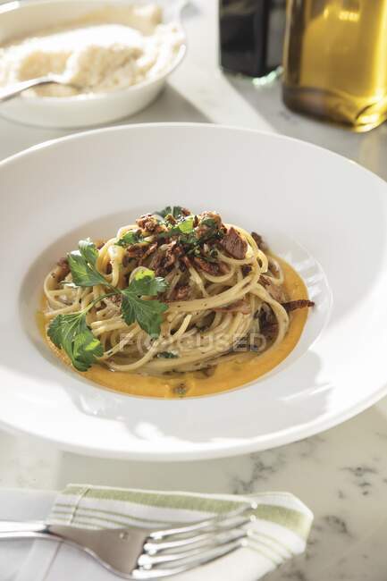 Spaghetti with Chanterelles and Black Truffle over Butternut Squash Pure in white wide-rimmed bowl - foto de stock