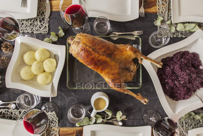 Roast goose with red cabbage and potato dumplings for Christmas dinner — Stock Photo