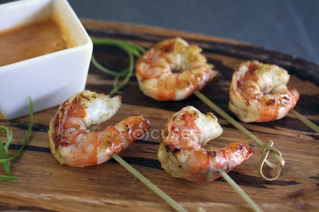 Grilled shrimp with satay dipping sauce — Stock Photo