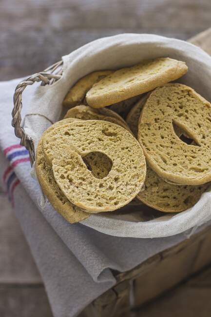 Friselle em uma cesta de pão — Fotografia de Stock