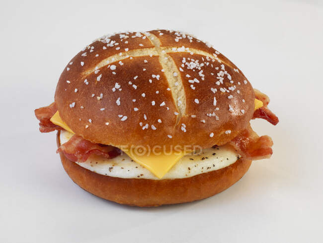 Pain pain avec bacon, fromage et oeuf frit — Photo de stock