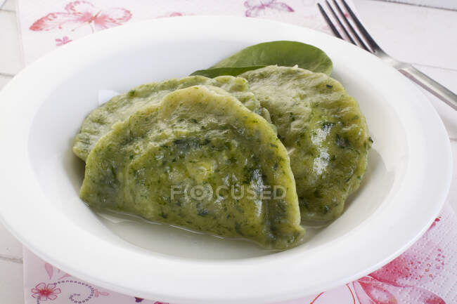 Spinach pierogi (cooked dumplings) with cottage cheese — Stock Photo