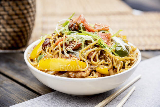 Bowl of vegetarian noodles — Stock Photo