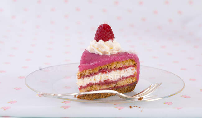 Una rebanada de pastel de mazapán de frambuesa - foto de stock