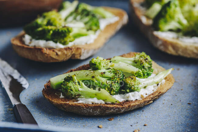 Sandwiches with cream cheese and broccoli — Stock Photo