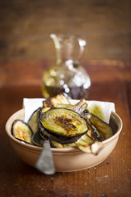 Aubergine slices fried in oil — Stock Photo
