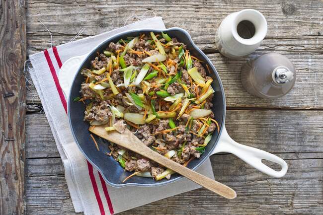 Mince stir fry with leeks and carrots — Stock Photo