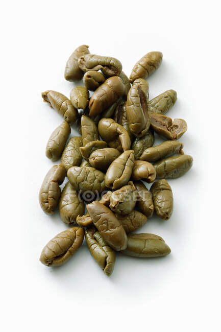 Frische und gesalzene Sojabohnen auf weißem Hintergrund — Stockfoto