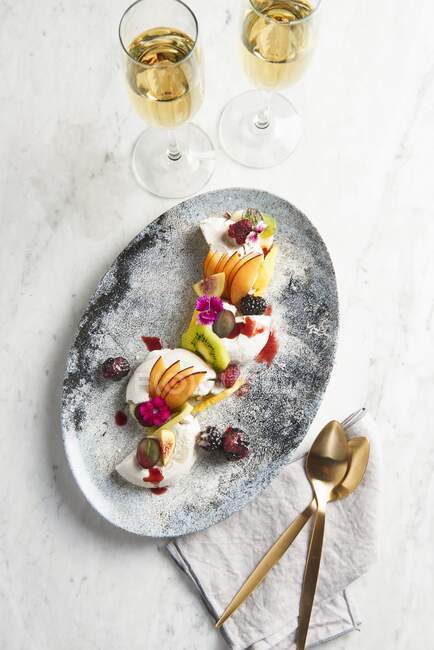 Pavlova with fresh fruit — Stock Photo