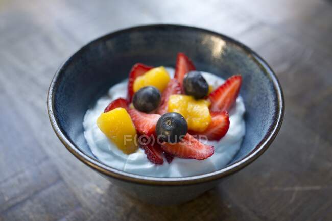Frutas frescas em iogurte — Fotografia de Stock