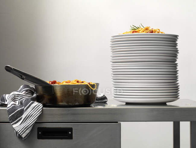 Лінгва з помідорами на кухні ресторану — стокове фото