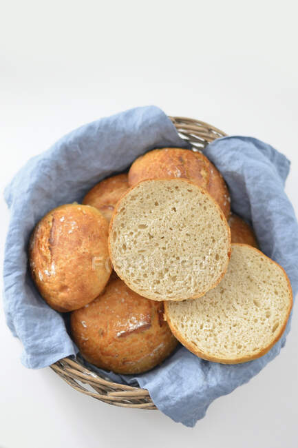 Petits pains faits maison dans un panier — Photo de stock