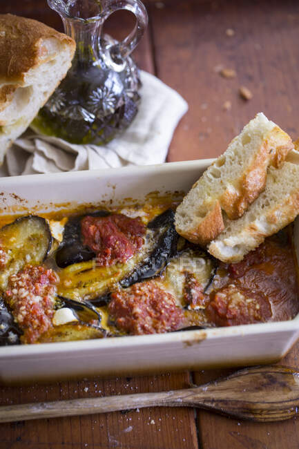 An aubergine bake with white bread — Stock Photo