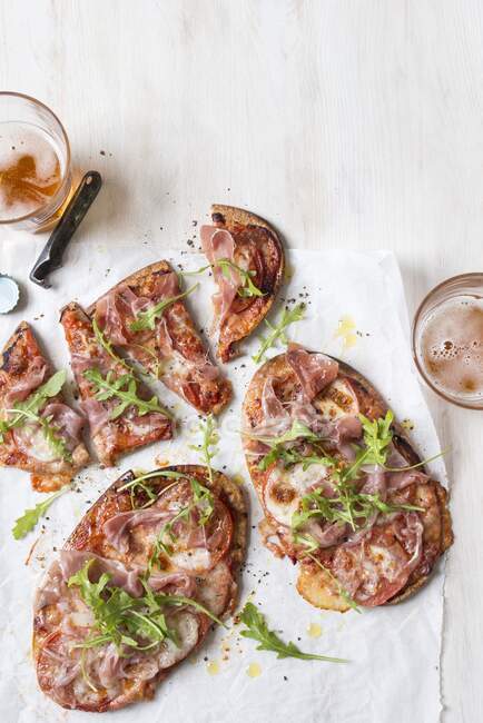 Pizza veloce con pomodoro affettato, prosciutto, mozzarella e rucola fresca — Foto stock