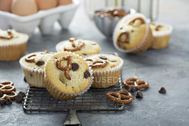 Muffins com pepitas de chocolate e pretzels salgados — Fotografia de Stock