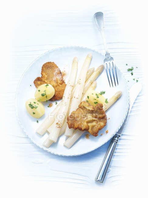 Espargos com Schnitzel de Wiener (vitela empanada) e batatas de salsa — Fotografia de Stock