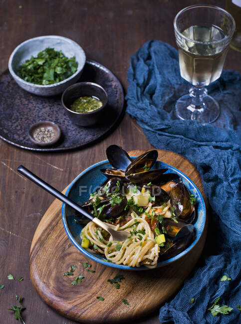 Espaguete com marisco em tigela azul — Fotografia de Stock