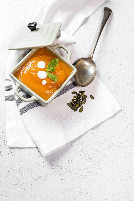Sopa de calabaza cremosa casera con menta - foto de stock