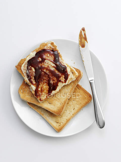 Тост с мармитами (дрожжевая паста) — стоковое фото