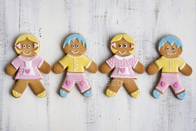 Hansel & Gretel gingerbread biscuits decorated with icing — Stock Photo