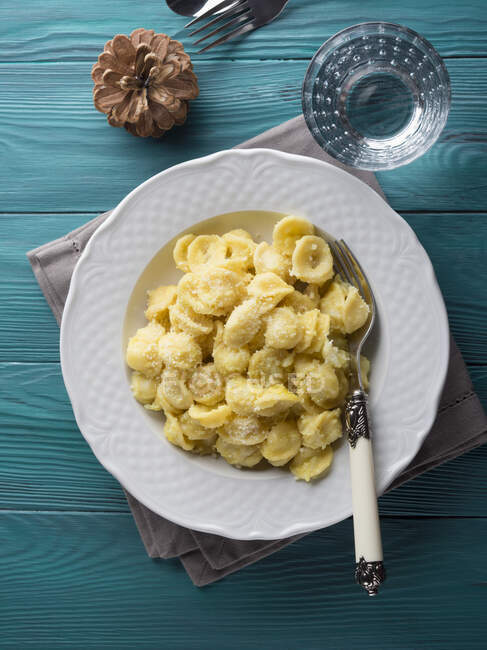 Traditional Italian pasta Orecchiette with spiced cauliflower and grated Parmesan cheese — Stock Photo