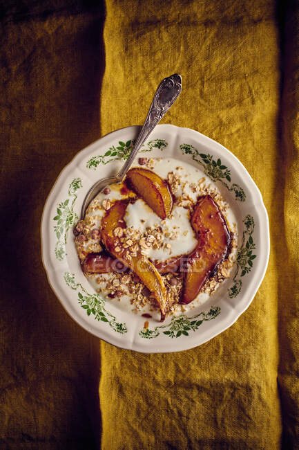 Кварковый десерт с карамельными грушевыми клинками — стоковое фото
