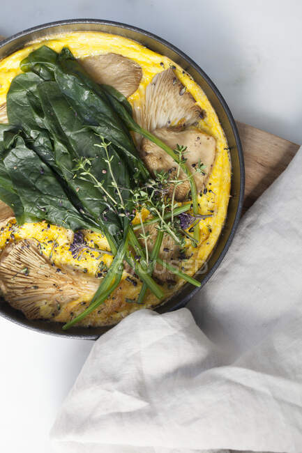 Frittata with leafy greens and oyster mushrooms — Stock Photo