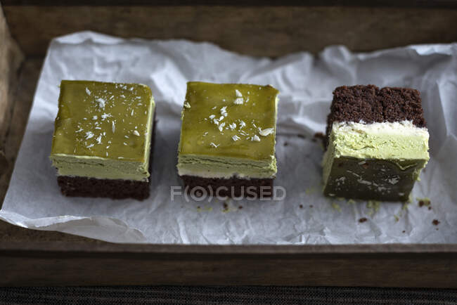 Veganer Schokoladenkuchen mit Tonkabohnencreme, Matchecreme und Matcha-Gelee — Stockfoto