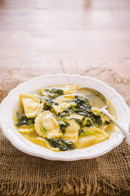 Ravioli soup with spinach — Stock Photo