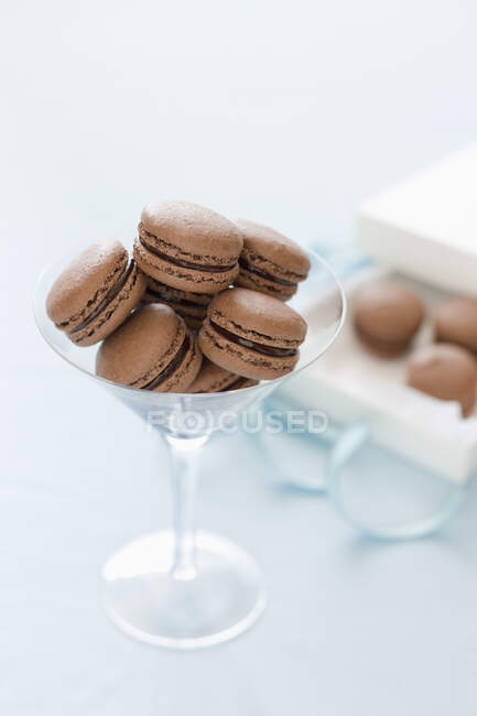 Macarons de chocolate em um copo de caule longo — Fotografia de Stock
