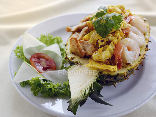 Kaow Ob Sapparod piña rellena de pollo y camarones, Tailandia - foto de stock