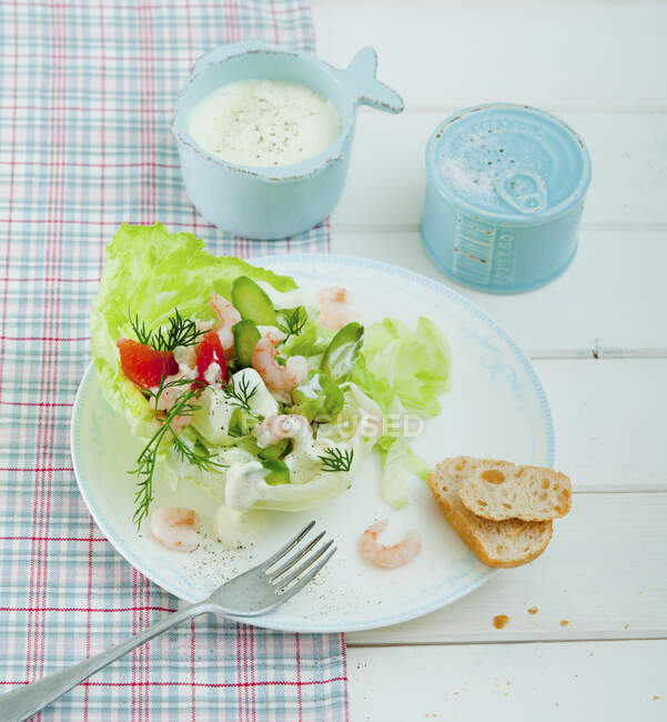 Shrimp salad in a lettuce leaf with a slice of bread — Stock Photo