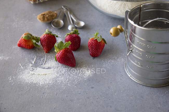 Baking ingredients: strawberries, flour and cinnamon — Stock Photo